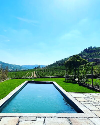 B&b Vigne Di Fagnano Without Kitchen: L'Eau, Ciel, Plante, Bleu Azur, Paysage Naturel, Piscine, Arbre, Rectangle, Plan D'Eau, Nuage