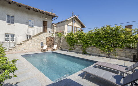 Arpusè, Relax nelle Langhe - Barolo, with Pool: Zone Résidentielle, Piscine, Composite, Dalle, Biens, Villa, Caractéristique De L'Eau, Mobilier De Jardin, Tuile, Balancelle