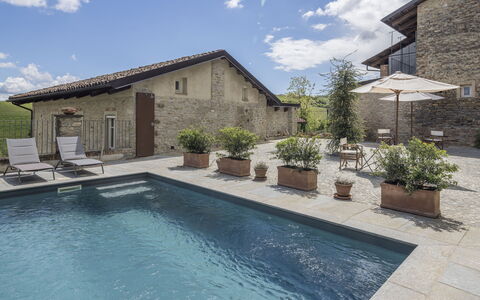 Arpusè, Relax nelle Langhe - Barolo, with Pool: Maison, Zone Résidentielle, Architecture, Domicile, Chalet, Toit, Porte, Biens, Dalle, Piscine