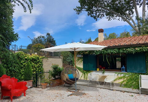 Green Suite On The Roof - Roma With No Kitchen: Ciel, Plante, Nuage, Propriété, Meubles, Bâtiment, Table, Bleu Azur, Ombre, Arbre