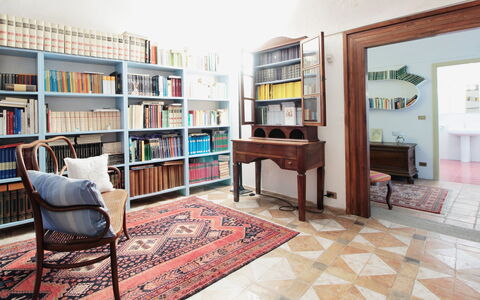 La Casa Dei Nonni, House With Private Pool, Torino: Meubles, Propriété, Bibliothèque, Étagère, Bois, Maison, Canapé, Salon, Sol, Rayonnage