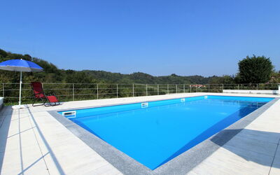 La Casa Dei Nonni, House With Private Pool, Torino: L'Eau, Ciel, Bâtiment, Propriété, Piscine, Bleu Azur, Rectangle, Arbre, Maison, Mobilier De Jardin