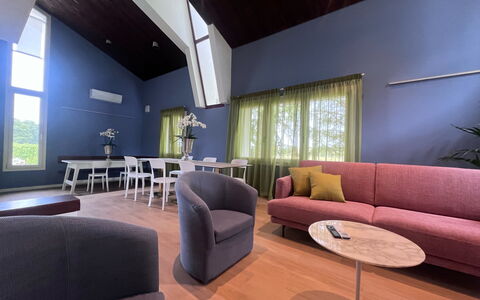 Villapronti: Meubles, Propriété, Table, Confort, Design Intérieur, Canapé, Sol, Bâtiment, Sol, Salon