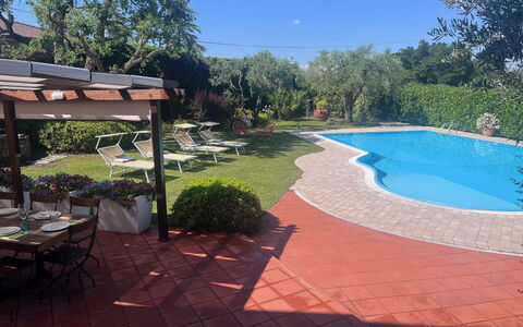 Villapronti: Plante, L'Eau, Ciel, Ombre, Mobilier De Jardin, Arbre, Piscine, Pot De Fleur, Table, Paysage