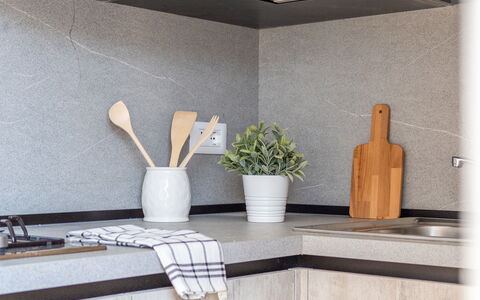 Loreto Suite Apartment: Plante, Propriété, Pot De Fleur, Bois, Plante D'Appartement, Design Intérieur, Confort, Sol, Vase, Rectangle