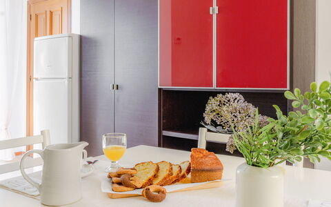 Loreto Suite Apartment: Aliments, Vaisselle, Meubles, Propriété, Plante, Vaisselle, Pot De Fleur, Comptoir, Design Intérieur, Table