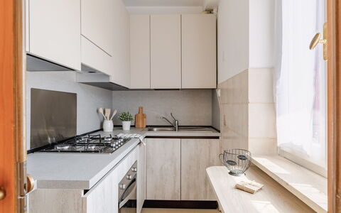 Loreto Suite Apartment: Cabinetry, Comptoir, Propriété, Cuisine, Cuisinière, Appareil De Cuisine, Électroménager, Design Intérieur, Bois, Évier