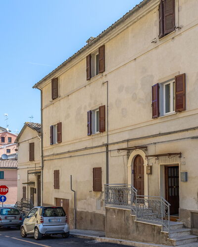 Loreto Suite Apartment: Bâtiment, Ciel, Roue, Propriété, Voiture, Fenêtre, Infrastructure, Véhicule, Maison
