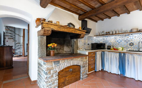 Villa Chicco: Bâtiment, Foyer, Bois, Design Intérieur, Salon, Sol, Sol, Faisceau, Brique, Tache De Bois