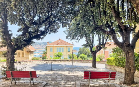 Mareviglia - Meereswunder: Plante, Meubles, Bâtiment, Propriété, Extérieur Banc, Arbre, Ciel, Fenêtre, Ombre, Mobilier De Jardin