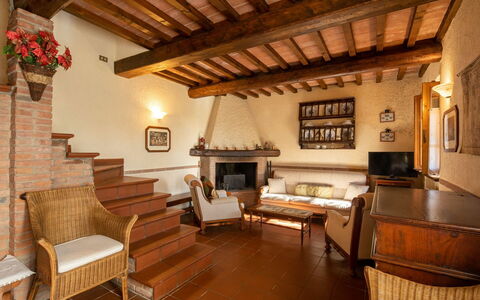 La Maggiolina & La Bastide: Propriété, Meubles, Canapé, Bâtiment, Cadre, Bois, Design Intérieur, Architecture, Salon, Plante D'Appartement