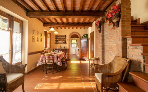 La Maggiolina & La Bastide: Meubles, Propriété, Fenêtre, Bâtiment, Bois, Chaise, Table, Design Intérieur, Architecture, Sol