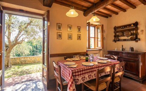 La Maggiolina & La Bastide: Table, Propriété, Meubles, Fenêtre, Bâtiment, Bois, Chaise, Design Intérieur, Plante, Architecture