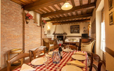 La Maggiolina & La Bastide: Table, Meubles, Propriété, Vaisselle, Chaise, Design Intérieur, Bâtiment, Éclairage, Immobilier, Bois
