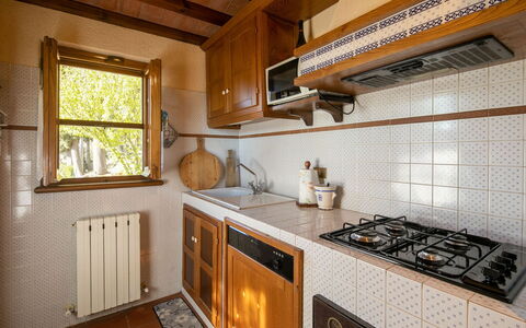 La Maggiolina & La Bastide: Comptoir, Cabinetry, Propriété, Appareil De Cuisine, Fenêtre, Gaz Poele, Cuisine, Cuisinière, Bâtiment, Bois