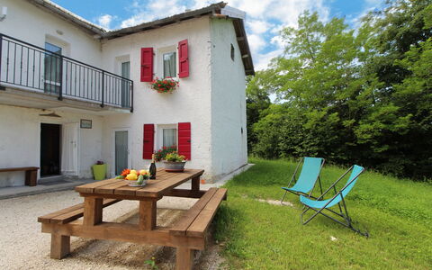 Baita Tersilia Mountain And Lake, Veneto: Plante, Meubles, Ciel, Nuage, Bâtiment, Fenêtre, Mobilier De Jardin, Ombre, Lot Terre, Table