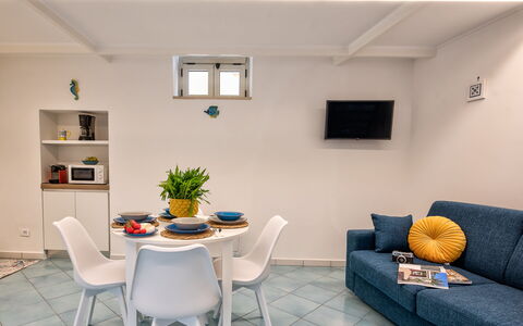 Casetta Di Laura In Massa Lubrense: Meubles, Table, Propriété, Canapé, Chaise, Bâtiment, Design Intérieur, Plante D'Appartement, Plante, Sol