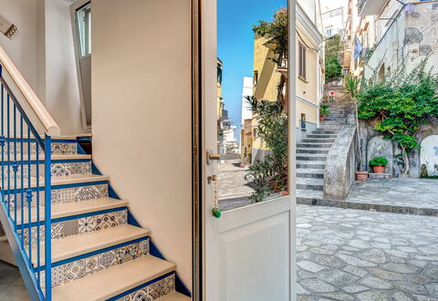 Casetta Di Laura In Massa Lubrense: Plante, Propriété, Bâtiment, Bleu Azur, Fenêtre, Maison, Pot De Fleur, Bois, Escaliers, Plante D'Appartement