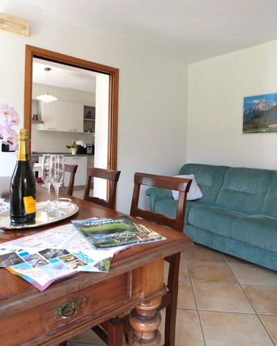 Apartment With Garden, Del Corlo Lake, Belluno: Table, Meubles, Cadre, Propriété, Plante, Canapé, Vert, Fleur, Design Intérieur, Bois