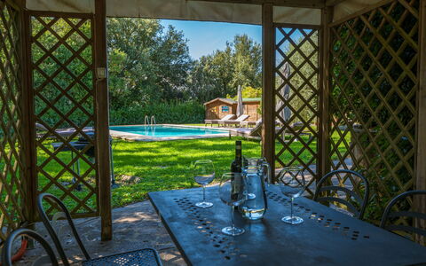 Villa Pietrafitta: Plante, Table, Meubles, Bâtiment, Vaisselle, Bleu Azur, Chaise, Architecture, Design Intérieur, Arbre