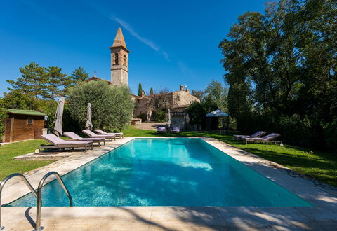 Villa Pietrafitta: L'Eau, Plante, Ciel, Arbre, La Nature, Bleu Azur, Bâtiment, Piscine, Loisir, Herbe
