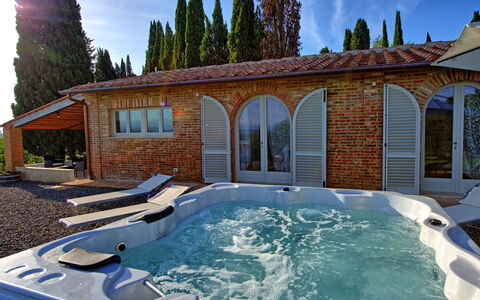 Casa Andrea: L'Eau, Ciel, Propriété, Plante, Fenêtre, Nuage, Bleu Azur, Arbre, Bâtiment, Piscine