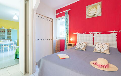 Domus Centro: Nuage, Ciel, Table, Plante, Meubles, Chaise, Vaisselle, Bâtiment, Bleu Azur, Pot De Fleur