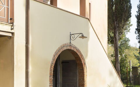 Borgo Dolciano: Plante, Bâtiment, Propriété, Fenêtre, Ciel, Maison, Arbre, Quartier, Zone Résidentielle