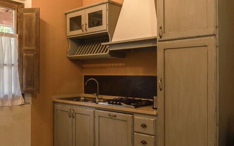 Borgo Dolciano: Cabinetry, Comptoir, Meubles, Bâtiment, Tiroir, Cuisine, Bois, Cuisinière, Design Intérieur, Sol