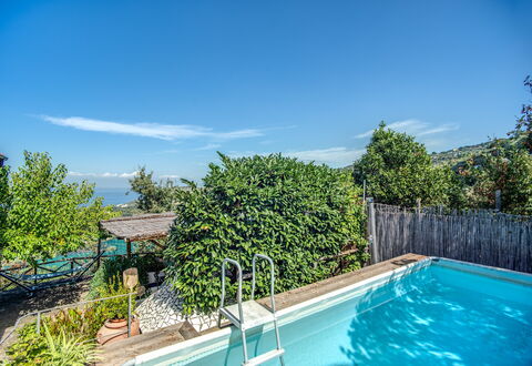 Villa Solaria With Private Pool: L'Eau, Ciel, Plante, Nuage, Propriété, Piscine, Bleu Azur, Végétation, Arbre, Zone Résidentielle