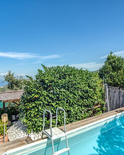 Villa Solaria with Private Pool: L'Eau, Ciel, Plante, Nuage, Propriété, Piscine, Bleu Azur, Végétation, Arbre, Zone Résidentielle