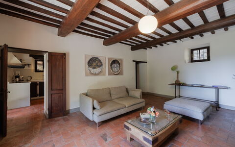 Villa Delle Rose: Propriété, Canapé, Meubles, Table, Bois, Design Intérieur, Salon, Architecture, Fenêtre, Sol