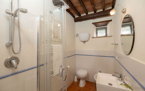 Villa Delle Rose: Luminaire Plomberie, Propriété, Miroir, Évier, Robinet, Salle De Bains, Tete De Douche, Lavabo, Bâtiment