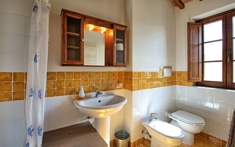 Casa Minuccia: Miroir, Robinet, Luminaire Plomberie, Évier, Propriété, Lavabo, Salle De Bains, Violet, Fenêtre, Design Intérieur
