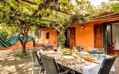 Villa Sorrentina With Panoramic Terrace: Plante, Table, Bâtiment, Meubles, Propriété, Fenêtre, Vaisselle, Chaise, Orange, Design Intérieur