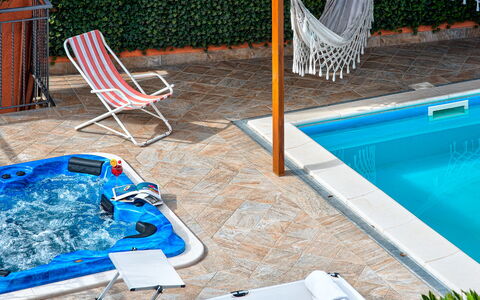 Villa Sorrentina With Panoramic Terrace: L'Eau, Bleu, Plante, Piscine, Mobilier De Jardin, Loisir, Ombre, Bois, Herbe, Balancelle