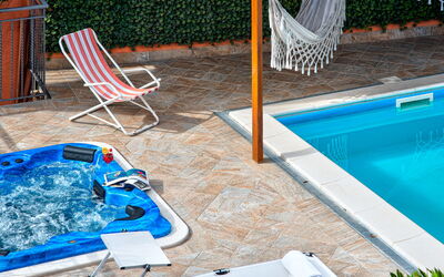 Villa Sorrentina With Panoramic Terrace: L'Eau, Bleu, Plante, Piscine, Mobilier De Jardin, Loisir, Ombre, Bois, Herbe, Balancelle