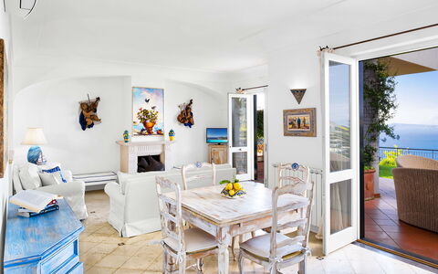 Villa Golfo Di Napoli With Private Pool: Table, Meubles, Plante, Cadre, Salon, Sol, Sol, Plante D'Appartement, Bois, Décoration