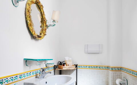 Villa Golfo Di Napoli With Private Pool: Évier, Luminaire Plomberie, Robinet, Lavabo, Bois, Salle De Bains, Armoire De Toilette, Mur, Rectangle, Plomberie