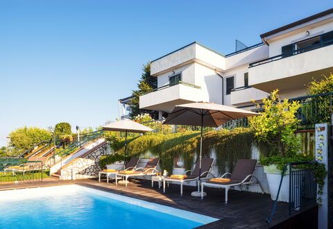 Villa Golfo Di Napoli With Private Pool: L'Eau, Plante, Ciel, Propriété, Bâtiment, Piscine, Fenêtre, Chaise, Mobilier De Jardin, Parapluie