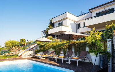 Villa Golfo Di Napoli With Private Pool: L'Eau, Plante, Ciel, Propriété, Bâtiment, Piscine, Fenêtre, Chaise, Mobilier De Jardin, Parapluie