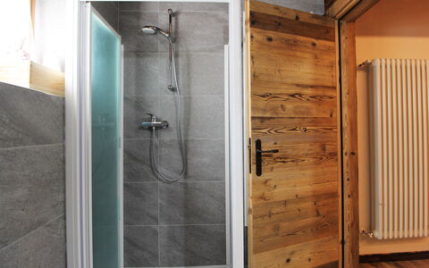 Baita La Ciamorza, Dolomiti, Veneto: Porte De Douche, Salle De Bains, Douche, Luminaire Plomberie, Porte, Design Intérieur, Bois, Sol, Tete De Douche