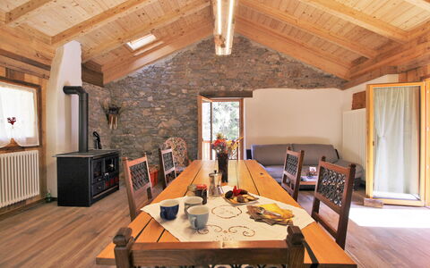 Baita La Ciamorza, Dolomiti, Veneto: Table, Meubles, Bois, Éclairage, Design Intérieur, Sol, Chaise, Sol, Bâtiment, Mur