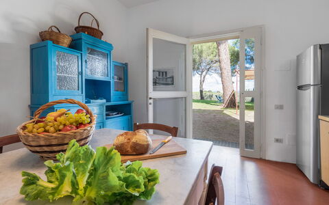 Poggetti San Luigi Country Home Follonica: Aliments, Bleu Azur, Cabinetry, Bois, Design Intérieur, Ingrédient, Vaisselle, Table