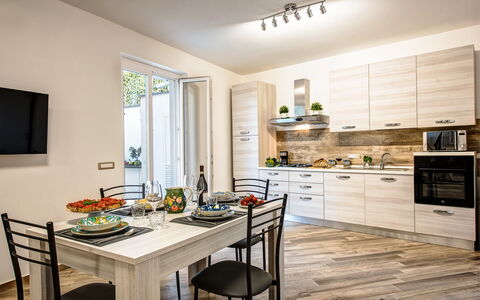 Clementine Country House: Cabinetry, Table, Comptoir, Propriété, Meubles, Cuisine, Bois, Design Intérieur, Cuisinière, Sol