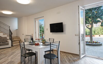 Clementine Country House: Table, Meubles, Propriété, Chaise, Bois, Design Intérieur, Plante, Sol, Sol