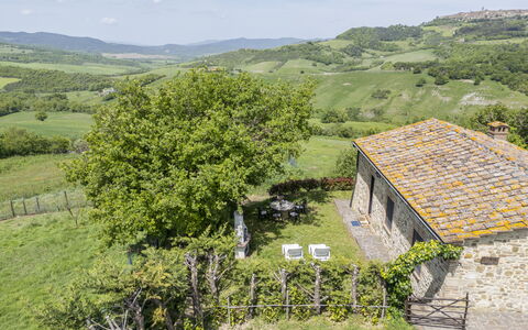 Marcigliana Cottage, Pool, Radicondoli: Plante, Bâtiment, Nuage, Ciel, Paysage Naturel, Arbre, Montagnes, Maison, Paysage, Couverture De Sol