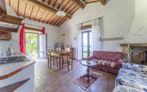 Marcigliana Cottage, Pool, Radicondoli: Meubles, Table, Design Intérieur, Fenêtre, Bois, Canapé, Salon, Sol, Sol