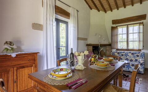 Marcigliana Cottage, Pool, Radicondoli: Table, Meubles, Propriété, Fenêtre, Cabinetry, Bois, Vaisselle, Design Intérieur, Chaise, Sol