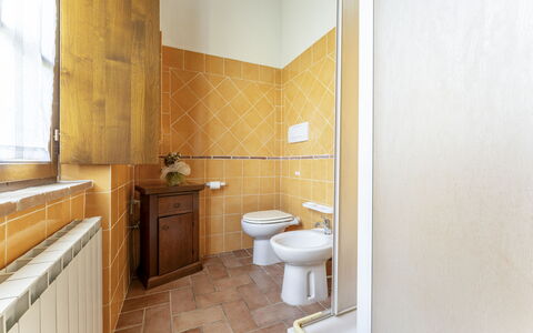 Marcigliana Cottage, Pool, Radicondoli: Luminaire Plomberie, Bâtiment, Salle De Bains, Fenêtre, Cabinetry, Design Intérieur, Évier, Sol, Bois